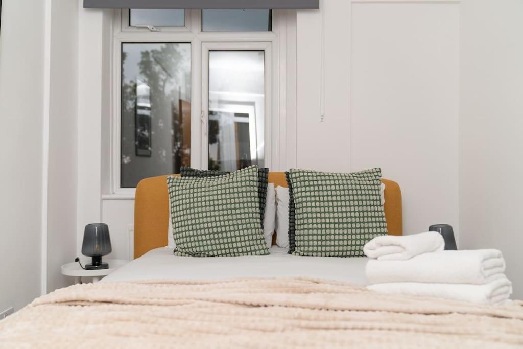 Two Bedroom Apartment By Buonomo Stays Short Lets & Serviced Accommodation In Balham With Balcony Лондон Экстерьер фото