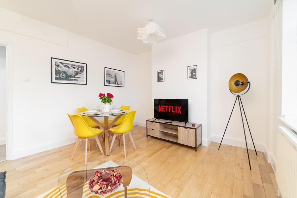 Two Bedroom Apartment By Buonomo Stays Short Lets & Serviced Accommodation In Balham With Balcony Лондон Экстерьер фото