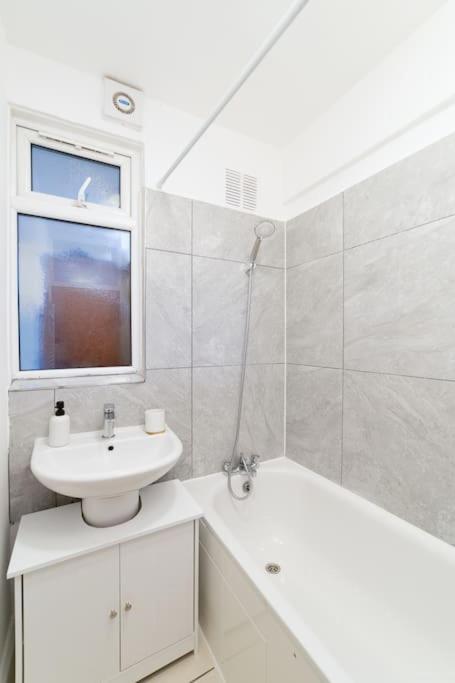 Two Bedroom Apartment By Buonomo Stays Short Lets & Serviced Accommodation In Balham With Balcony Лондон Экстерьер фото