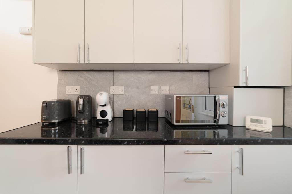 Two Bedroom Apartment By Buonomo Stays Short Lets & Serviced Accommodation In Balham With Balcony Лондон Экстерьер фото