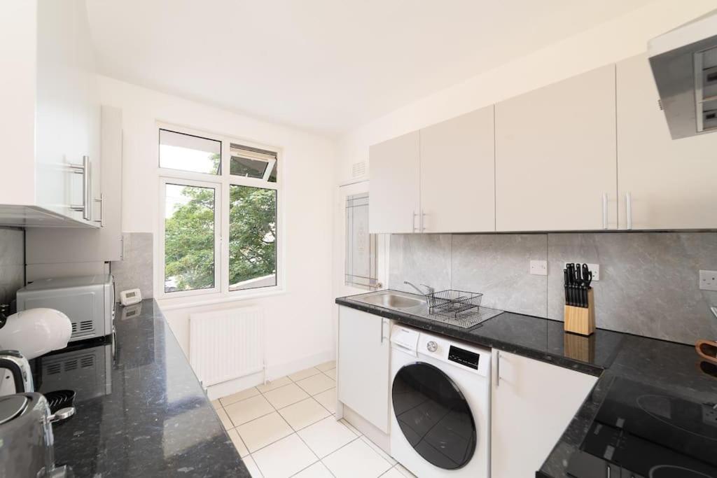 Two Bedroom Apartment By Buonomo Stays Short Lets & Serviced Accommodation In Balham With Balcony Лондон Экстерьер фото